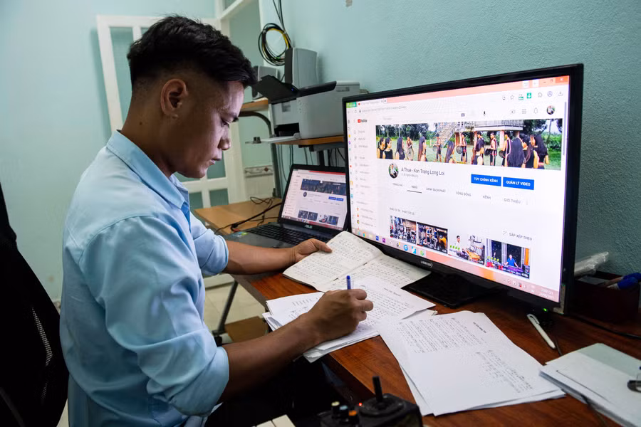 Ngoài soạn nhạc, anh A Thuê còn quay và dựng video về văn hóa của người Rơ Ngao để đăng lên youtube. Ảnh: Đ.T