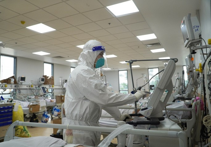 F0 tại TP HCM phục hồi ở lại bệnh viện tình nguyện chăm sóc những bệnh nhân khác. Ảnh: Mạnh Cường  F0 tại TP HCM phục hồi ở lại bệnh viện tình nguyện chăm sóc những bệnh nhân khác. Ảnh: MẠNH CƯỜNG