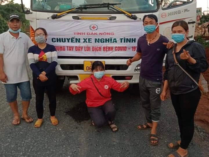 Chị Dung (áo đen ngoài cùng bên phải) cùng đoàn hỗ trợ nông sản cho các tỉnh, thành phía Nam. Ảnh: NVCC