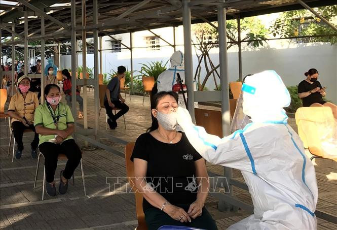 Test nhanh cho công nhân tại các khu công nghiệp tỉnh Quảng Ngãi. Ảnh minh họa: Lê Ngọc Phước/TTXVN Test nhanh cho công nhân tại các khu công nghiệp tỉnh Quảng Ngãi. Ảnh minh họa: Lê Ngọc Phước/TTXVN