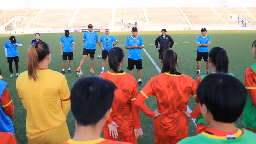 HLV Mai Đức Chung dặn dò các học trò trong buổi tập ngày 28.9. Ảnh: AFC