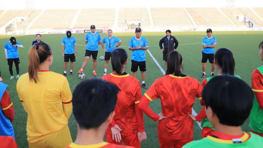 HLV Mai Đức Chung dặn dò các học trò trong buổi tập ngày 28.9. Ảnh: AFC