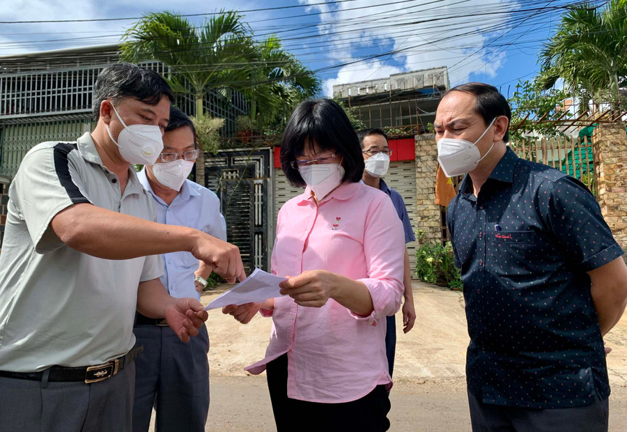 Phó Chủ tịch UBND tỉnh Nguyễn Thị Thanh Lịch kiểm tra công tác phòng-chống dịch tại tổ 11 (phường Hoa Lư, TP. Pleiku). Ảnh: Như Nguyện