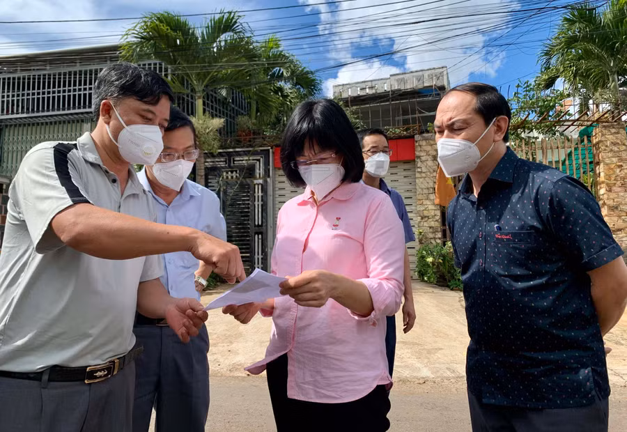Phó Chủ tịch UBND tỉnh Nguyễn Thị Thanh Lịch kiểm tra công tác phòng-chống dịch tại tổ 11 (phường Hoa Lư, TP. Pleiku). Ảnh: Như Nguyện