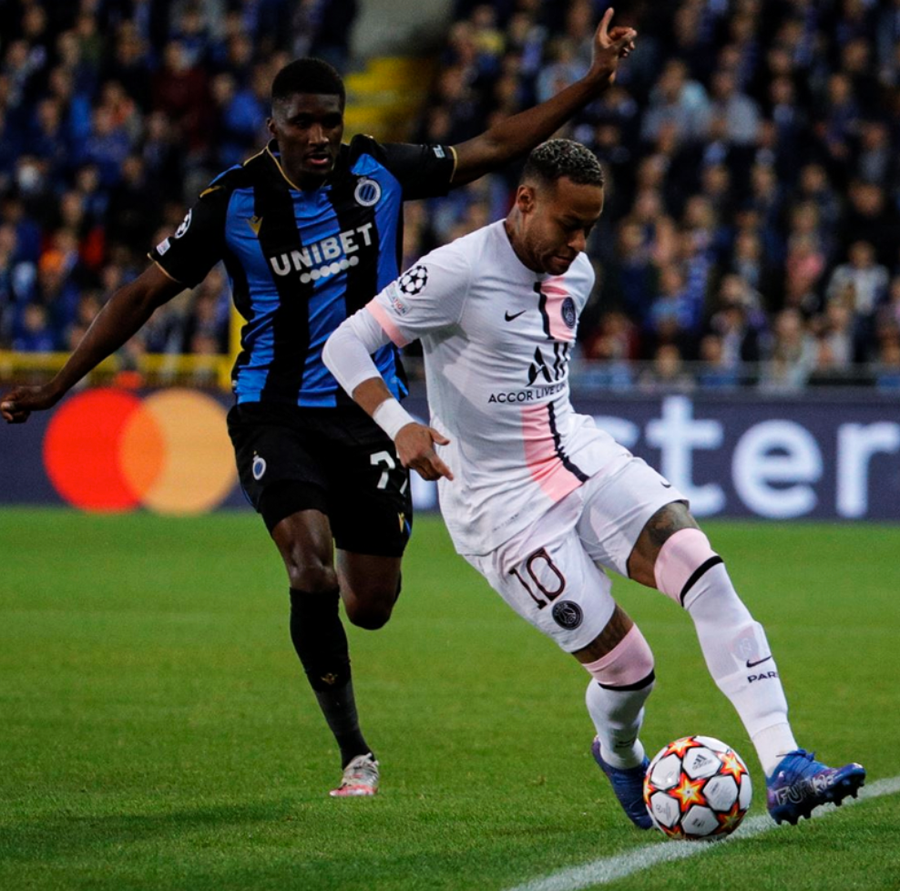 Neymar (phải) thi đấu mờ nhạt khiến Messi, Mbappe cũng trở nên lạc lõng. Ảnh: AFP