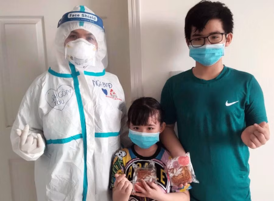 Điều dưỡng Nguyễn Thị Ngọc Ngà tặng quà cho bệnh nhân. Ảnh: NVCC