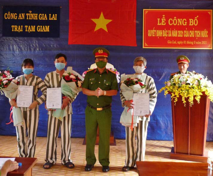 Trao quyết định đặc xá cho các phạm nhân. Ảnh: Lê Anh Trao quyết định đặc xá cho các phạm nhân. Ảnh: Lê Anh