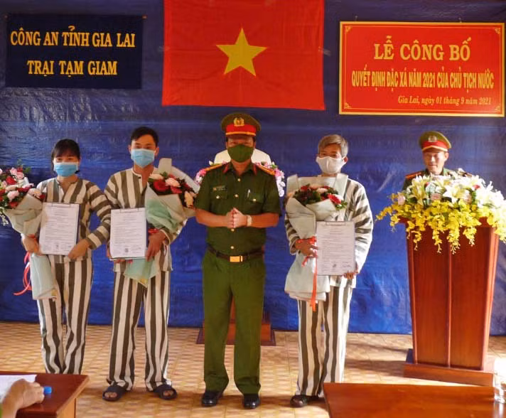 Trao quyết định đặc xá cho các phạm nhân. Ảnh: Lê Anh