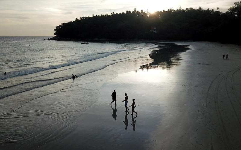 Du khách trên bãi biển Kata, Phuket. Ảnh: REUTERS 