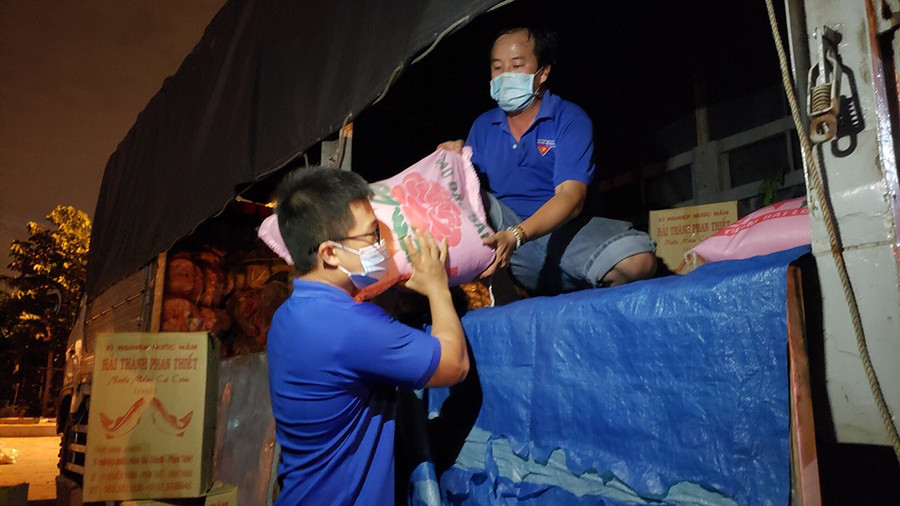 Tuổi trẻ Bình Thuận vận chuyển nhu yếu phẩm tặng những người khó khăn trong dịch Covid-19. Ảnh: BTC cung cấp