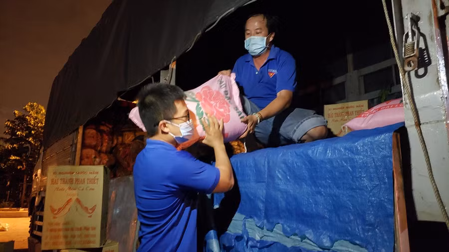 Tuổi trẻ Bình Thuận vận chuyển nhu yếu phẩm tặng những người khó khăn trong dịch Covid-19. Ảnh: BTC cung cấp