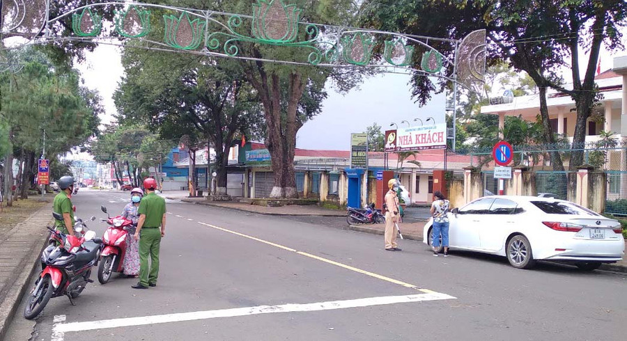 Tổ tuần tra số 10 Công an TP.Pleiku nhắc nhở người dân chấp hành nghiêm Chỉ thị 16. Ảnh: Lê Anh