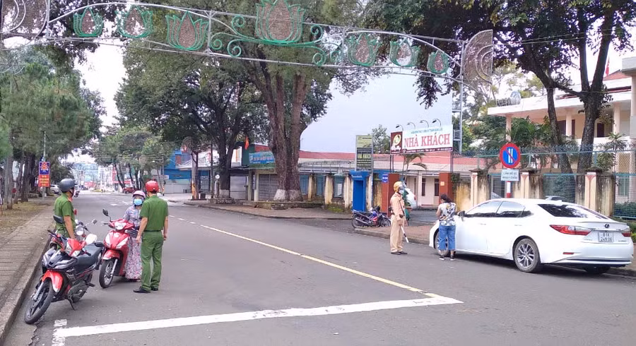 Tổ tuần tra số 10 Công an TP.Pleiku nhắc nhở người dân chấp hành nghiêm Chỉ thị 16. Ảnh: Lê Anh