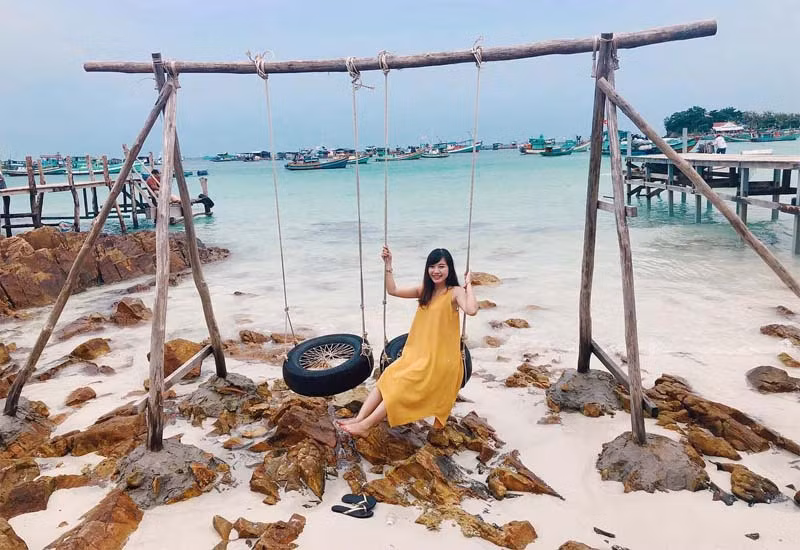 Bắt đầu buổi sáng thức dậy tại bãi biển Nam Du. Ảnh: Du lịch Việt