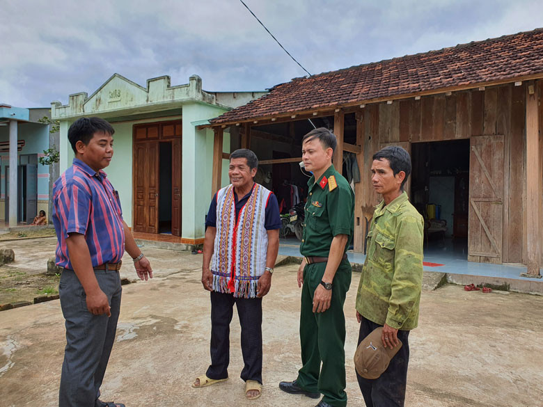 Cán bộ xã Mô Rai, huyện Sa Thầy, tỉnh Kon Tum phối hợp cùng đơn vị quân đội trên địa bàn tuyên truyền, phổ biến pháp luật đến từng hộ dân Cán bộ xã Mô Rai, huyện Sa Thầy, tỉnh Kon Tum phối hợp cùng đơn vị quân đội trên địa bàn tuyên truyền, phổ biến pháp luật đến từng hộ dân