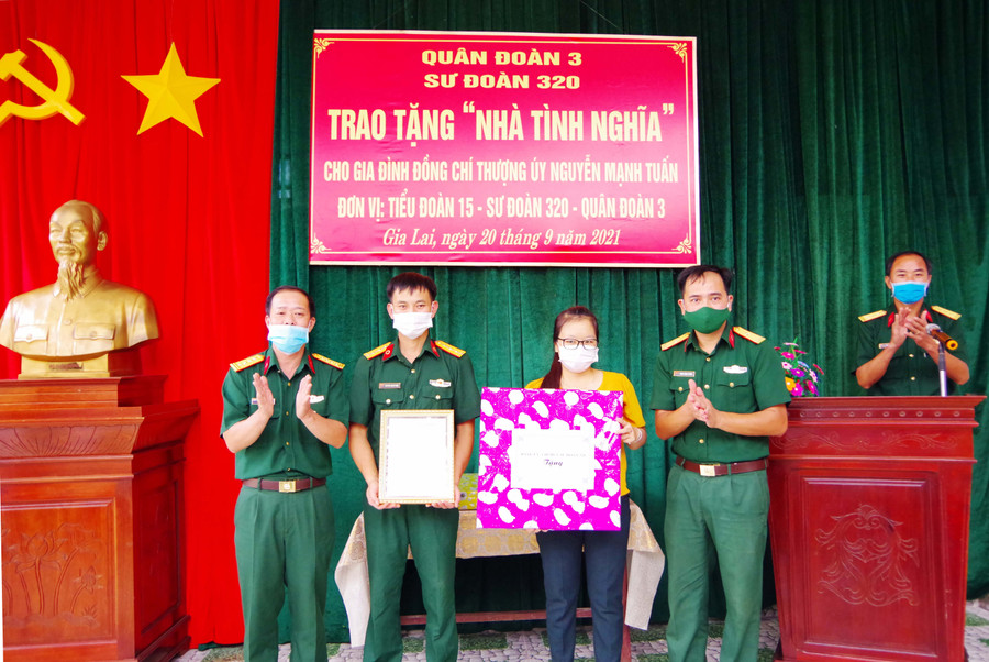 Bàn giao nhà cho Thượng úy Nguyễn Mạnh Tuấn. Ảnh: Vĩnh Hoàng