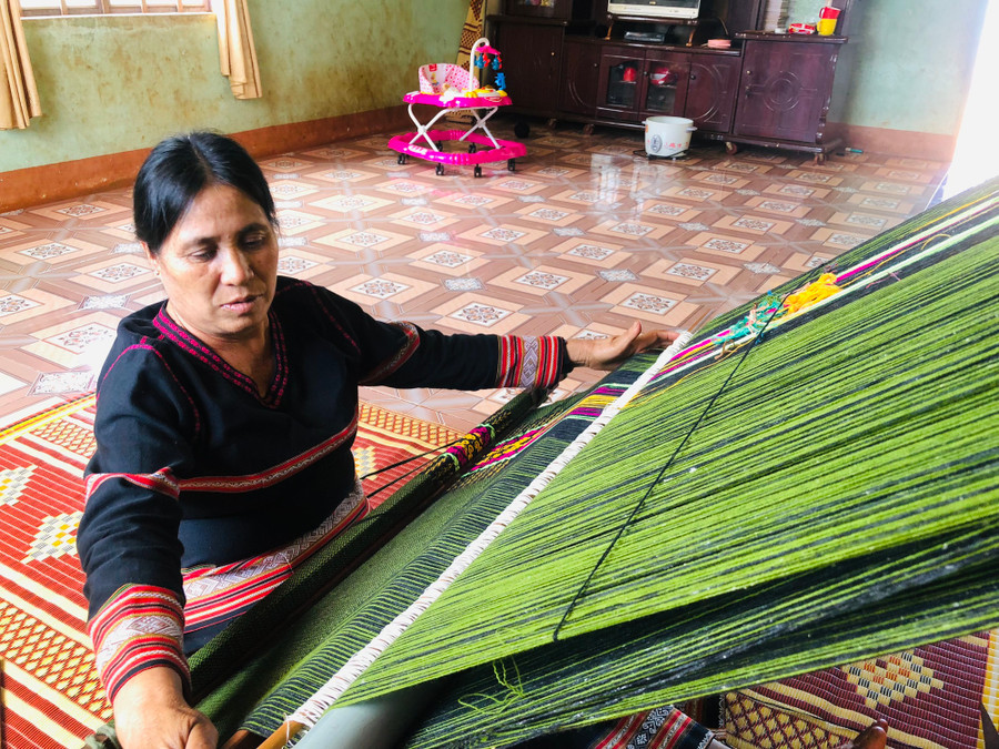 Bà Mlốp được xem là người giữ “hồn” cho nghề dệt thổ cẩm truyền thống của người dân trên địa bàn xã Glar. Bà Mlốp được xem là người giữ “hồn” cho nghề dệt thổ cẩm truyền thống của người dân trên địa bàn xã Glar.