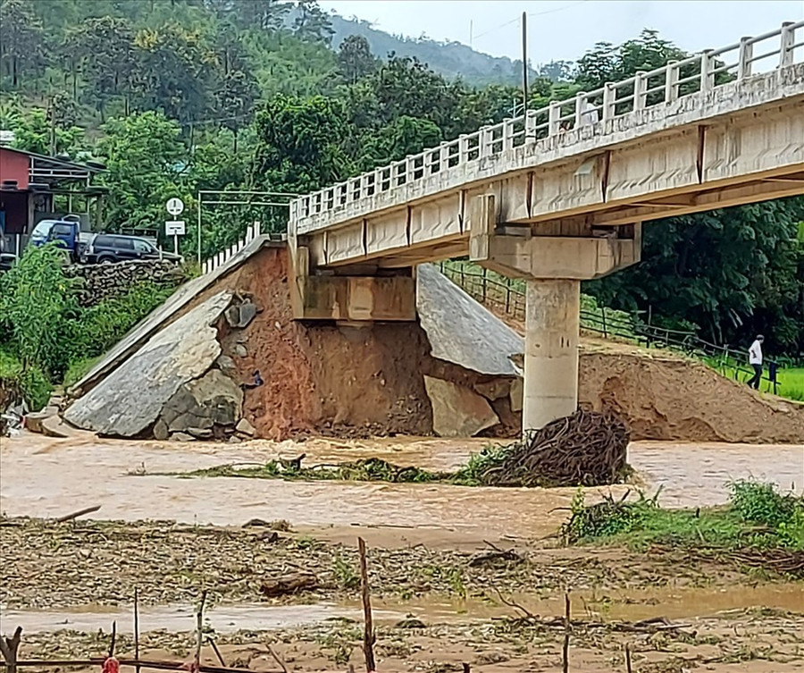 Cầu Đắk Ven 1, huyện Đắk Glei bị mưa lũ cuốn trôi mố cầu. Ảnh: T.T Cầu Đắk Ven 1, huyện Đắk Glei bị mưa lũ cuốn trôi mố cầu. Ảnh: T.T