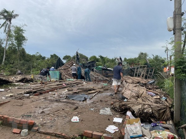 Một ngôi nhà của người dân bị sập hoàn toàn sau trận mưa lớn kèm theo giông và lốc xoáy xảy ra vào chiều ngày 22/8 vừa qua tại hai huyện Ba Tri và Bình Đại, tỉnh Bến Tre. (Ảnh: Huỳnh Phúc Hậu/TTXVN)