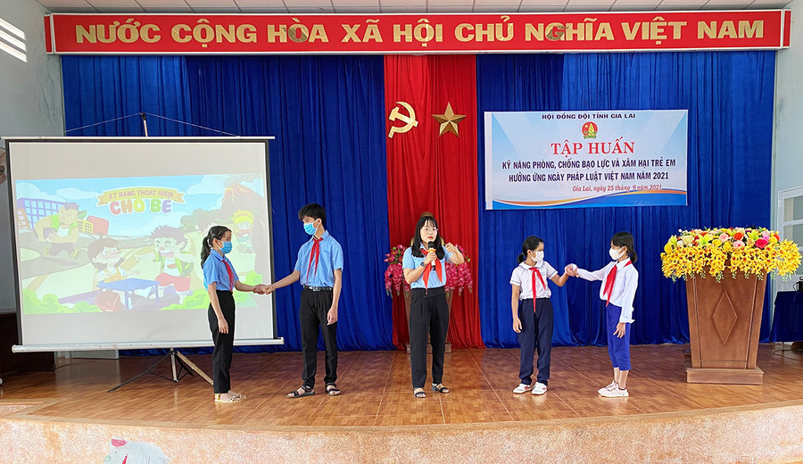 Các em được thực hành các tình huống phòng tránh xâm hại và bạo lực học đường. Ảnh: Hà Đức Thành Các em được thực hành các tình huống phòng, chống xâm hại và bạo lực. Ảnh: Hà Đức Thành