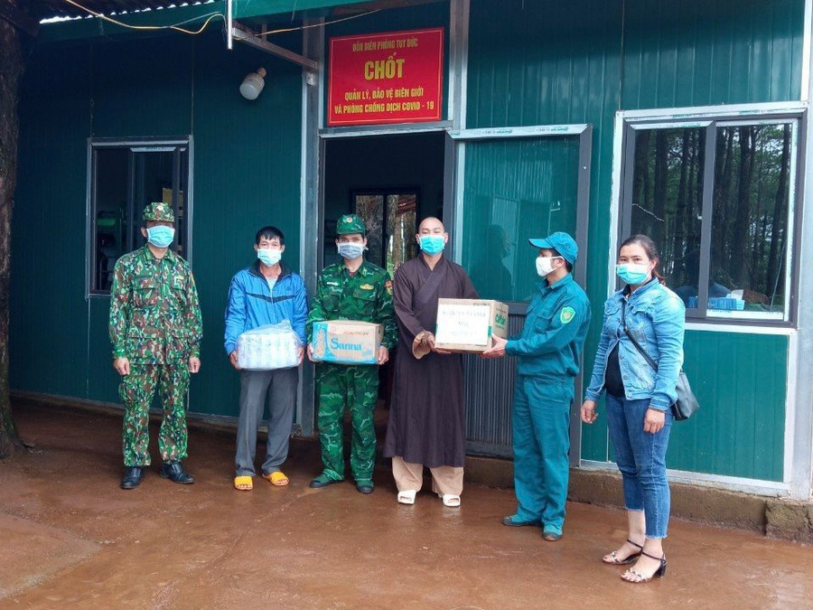 Chị Dung cùng với sư thầy Chùa Tây Nguyên Trấn Quốc (xã Quảng Trực) hỗ trợ chốt chống dịch Covid-19 Biên phòng Đồn 9. Ảnh: NVCC