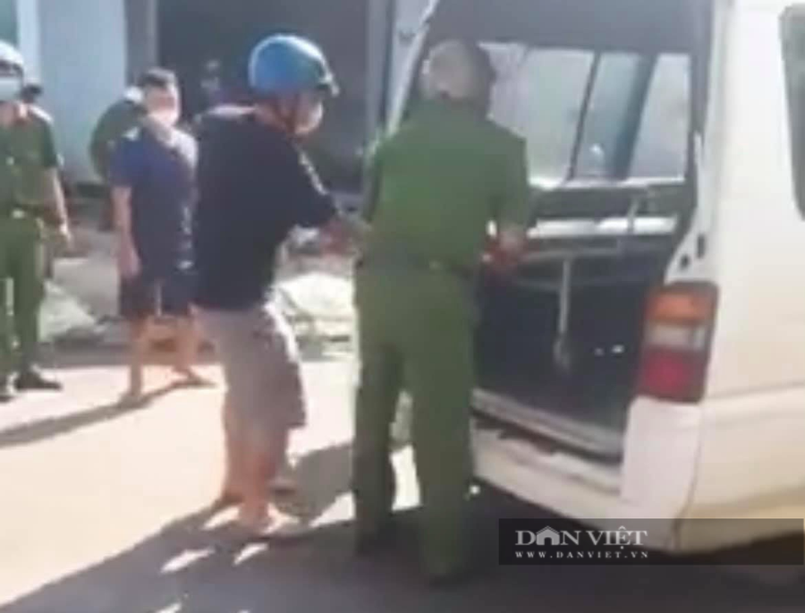 Ngay sau khi tiếp cận hiện trường, người dân và lực lượng chức năng đã hỗ trợ đưa anh H. đi cấp cứu. Ảnh: P.H Ngay sau khi tiếp cận hiện trường, người dân và lực lượng chức năng đã hỗ trợ đưa anh H. đi cấp cứu. Ảnh: P.H