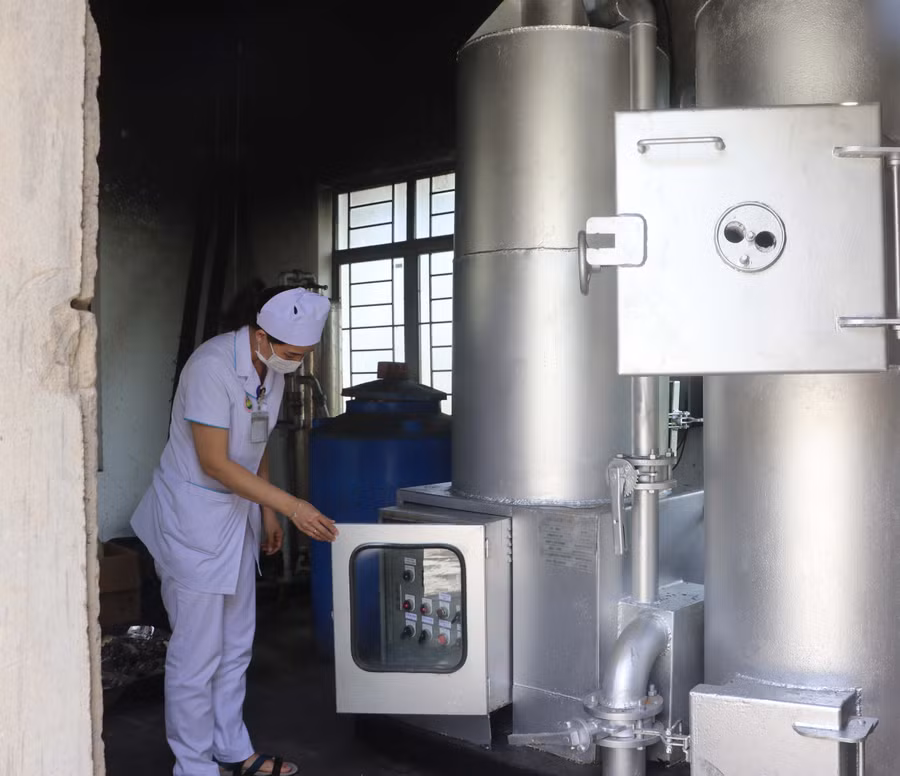 Hệ thống lò đốt được đại tu giúp Trung tâm Y tế huyện Đak Pơ xử lý hiệu quả chất thải, hạn chế ảnh hưởng môi trường. Ảnh: Ngọc Minh