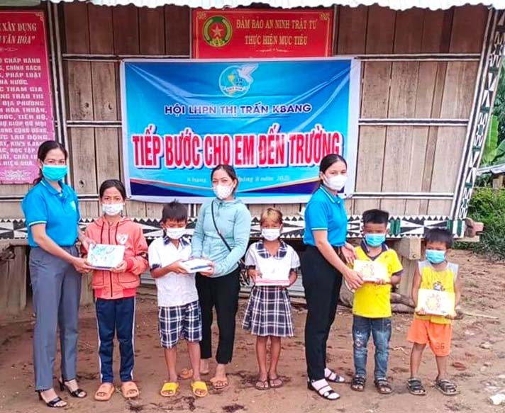 Hội Liên hiệp phụ nữ thị trấn Kbang (huyện Kbang) tặng sách, vở cho học sinh người đồng bào dân tộc thiểu số có hoàn cảnh khó khăn, ảnh hưởng bởi dịch Covid-19. Ảnh: An Phát