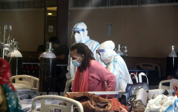 Bệnh nhân COVID-19 được điều trị tại bệnh viện ở New Delhi, Ấn Độ, ngày 28/4/2021. Ảnh: THX/TTXVN