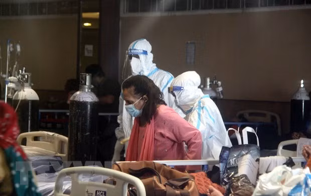 Bệnh nhân COVID-19 được điều trị tại bệnh viện ở New Delhi, Ấn Độ, ngày 28/4/2021. Ảnh: THX/TTXVN