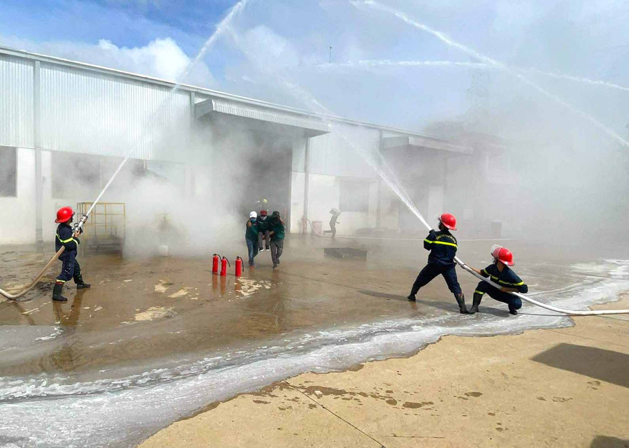 Cán bộ, chiến sĩ Đội Cảnh sát Chữa cháy và Cứu nạn cứu hộ khu vực An Khê thực hành phương án chữa cháy tại cơ sở sản xuất. Ảnh: Ngọc Minh