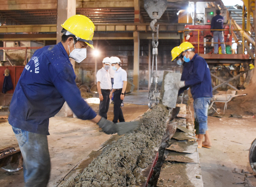 Công nhân Công ty cổ phần Bê tông và Xây lắp điện (Khu Công nghiệp Trà Đa, TP. Pleiku) tăng cường hoạt động sản xuất sau thời gian giãn cách. Ảnh: Minh Nguyễn a