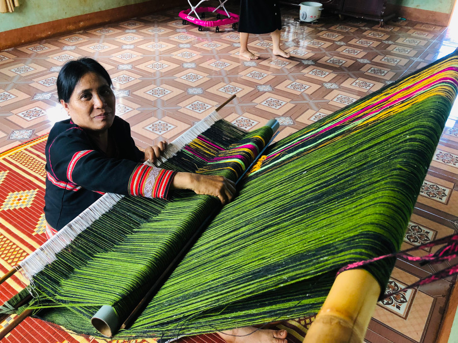 HTX Nông nghiệp và dệt thổ cẩm xã Glar được thành lập đã tạo việc làm, thu nhập ổn định cho hơn 300 phụ nữ trong xã. HTX Nông nghiệp và dệt thổ cẩm xã Glar được thành lập đã tạo việc làm, thu nhập ổn định cho hơn 300 phụ nữ trong xã.