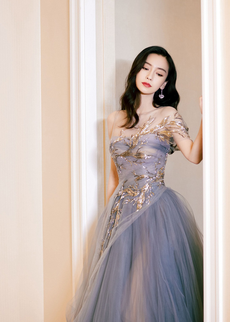 Điểm nhấn của chiếc đầm bà xã Huỳnh Hiểu Minh diện chính là những họa tiết được thêu bằng chỉ ánh kim tinh xảo trên nền chất liệu xuyên thấu càng làm tăng vẻ đẹp gợi cảm, thuần khiết của mỹ nhân đắt giá nhất nhì Cbiz. Điểm nhấn của chiếc đầm bà xã Huỳnh Hiểu Minh diện chính là những họa tiết được thêu bằng chỉ ánh kim tinh xảo trên nền chất liệu xuyên thấu càng làm tăng vẻ đẹp gợi cảm, thuần khiết của mỹ nhân đắt giá nhất nhì Cbiz.