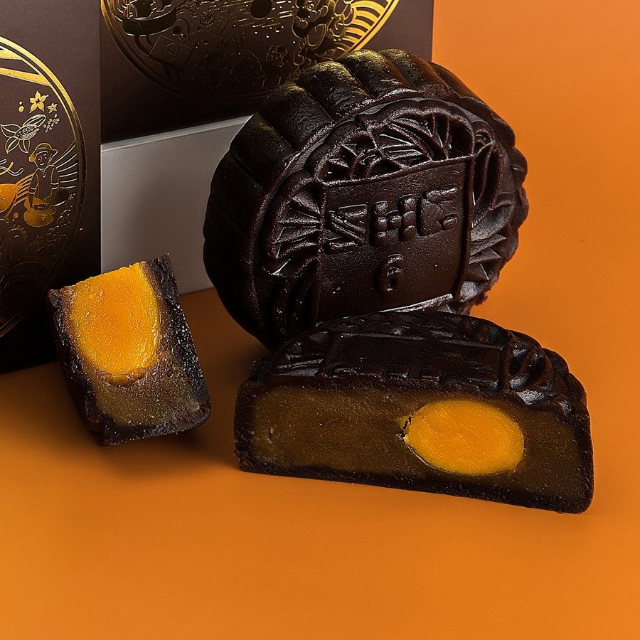 Ngoài sự độc đáo về hình thức, nguyên liệu làm vỏ bánh cũng được sáng tạo. Đây là mẫu bánh được làm từ cà phê. Ngoài sự độc đáo về hình thức, nguyên liệu làm vỏ bánh cũng được sáng tạo. Đây là mẫu bánh được làm từ cà phê.