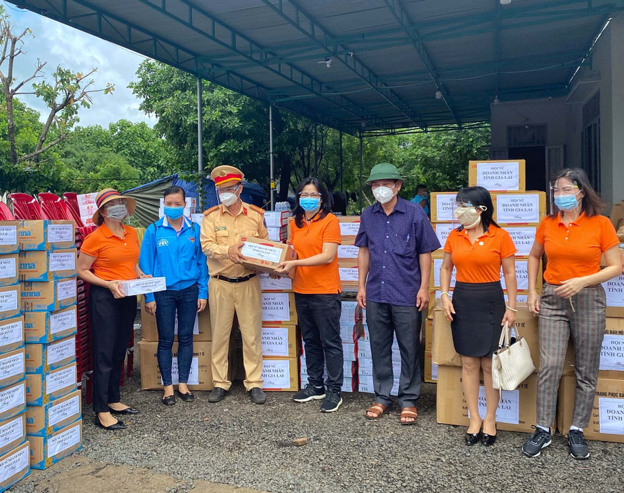 Hội Nữ doanh nhân tỉnh tặng quà lực lượng làm nhiệm vụ tại chốt kiểm soát phòng-chống dịch Covid-19 khu vực cầu 110 (huyện Chư Pưh). Ảnh: Minh Châu
