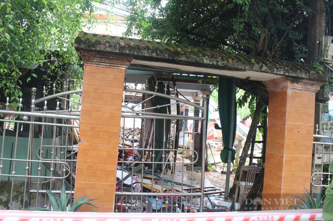 Một mảng tường nhà dưới bị sập hoàn toàn.