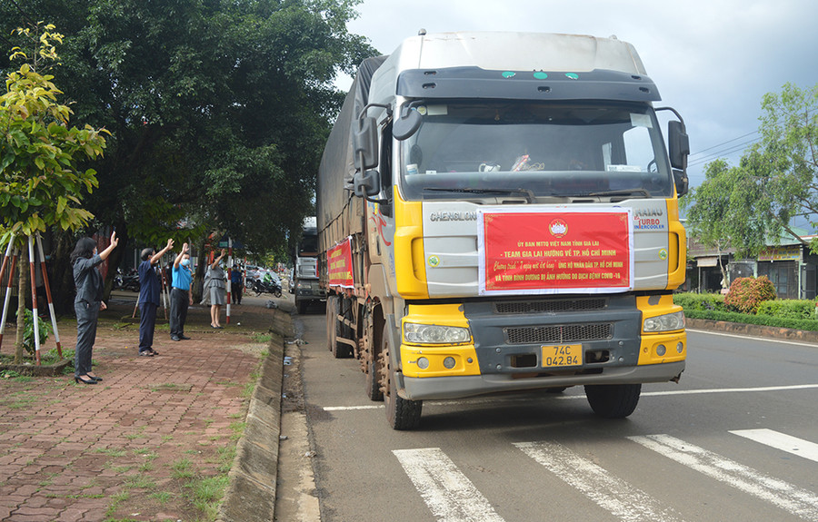 Người dân Gia Lai được hỗ trợ miễn phí vận chuyển lương thực, thực phẩm, nhu yếu phẩm hỗ trợ người thân tại TP. Hồ Chí Minh. Ảnh: Kỳ Anh Người dân Gia Lai sẽ được hỗ trợ miễn phí vận chuyển lương thực, thực phẩm, nhu yếu phẩm hỗ trợ người thân tại TP. Hồ Chí Minh. Ảnh: Kỳ Anh