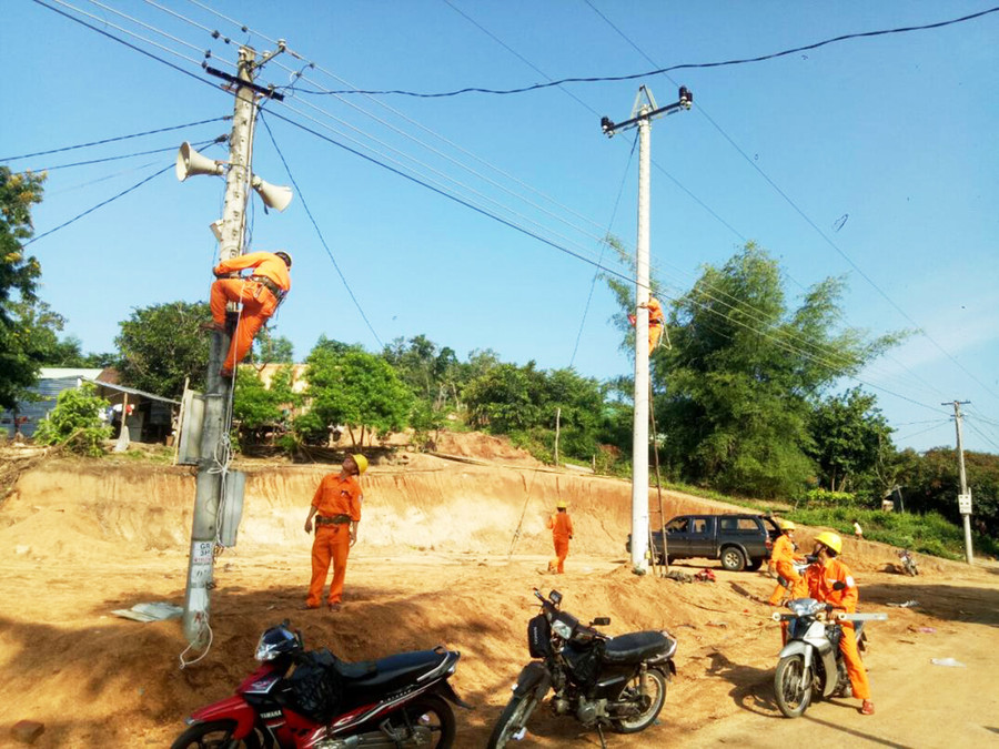 Công nhân Điện lực Mang Yang kéo điện về làng Đê Kôn, xã Hà Ra, huyện Mang Yang (ảnh chụp trước tháng 4-2021). Ảnh: Kim Linh Công nhân Điện lực Mang Yang kéo điện về làng Đê Kôn (xã Hà Ra, huyện Mang Yang). Ảnh: Kim Linh