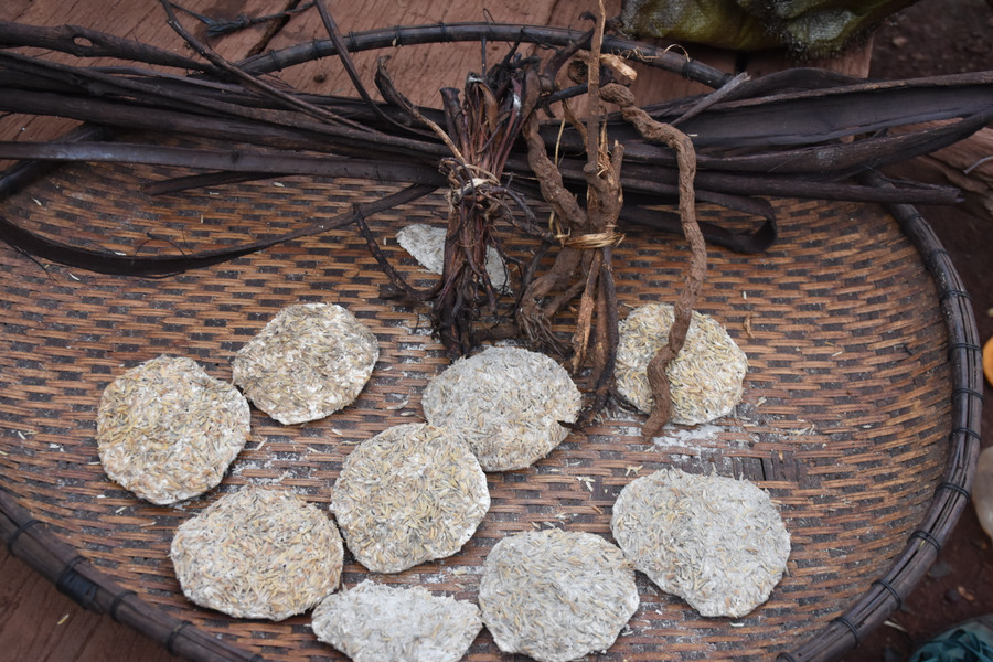 Vỏ và rễ cây rừng được bà Siu Á phơi khô và bảo quản trên gác bếp. Ảnh: Trần Dung