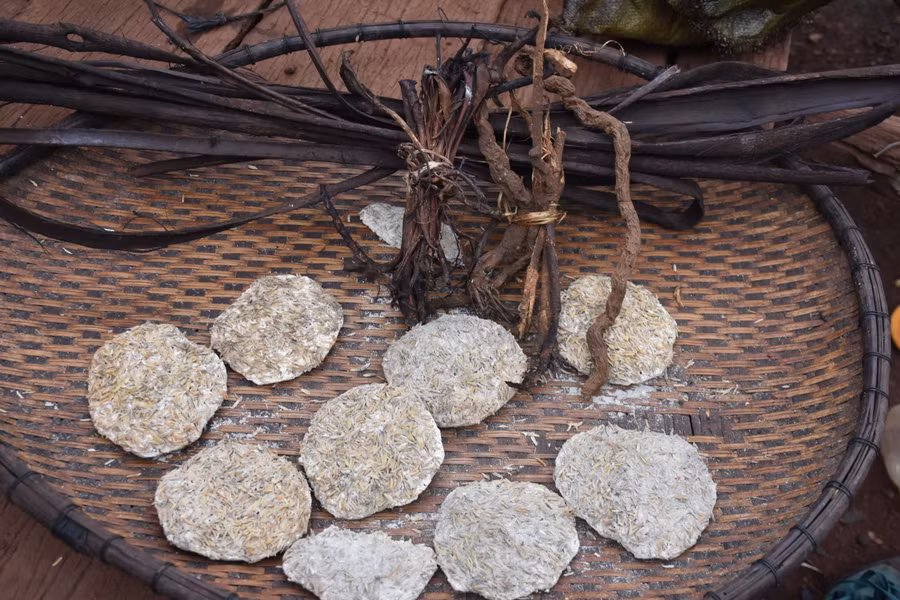 Vỏ và rễ cây rừng được bà Siu Á phơi khô và bảo quản trên gác bếp. Ảnh: Trần Dung