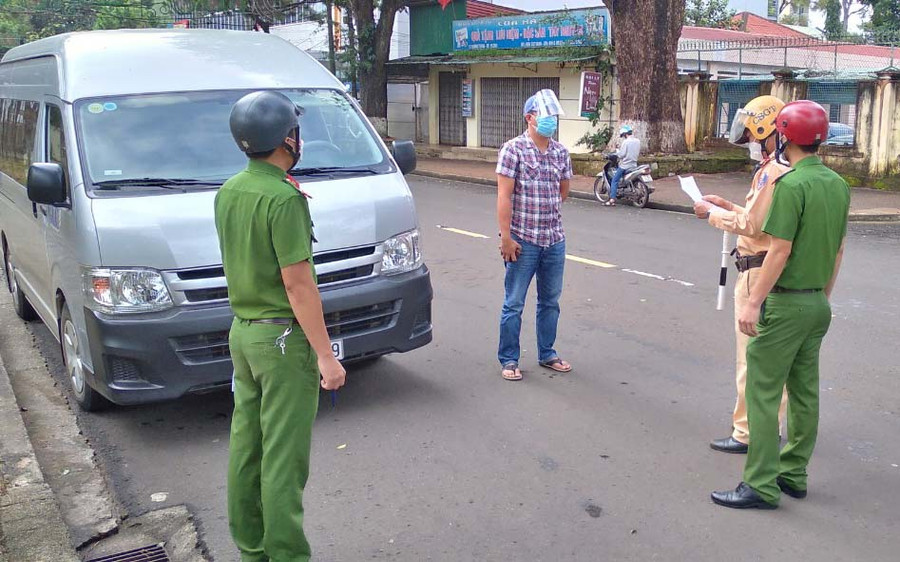 Tổ tuần tra Công an TP.Pleiku kiểm tra phương tiện ô tô cá nhân trên đường Quang Trung, TP. Pleiku. Ảnh: Lê Anh
