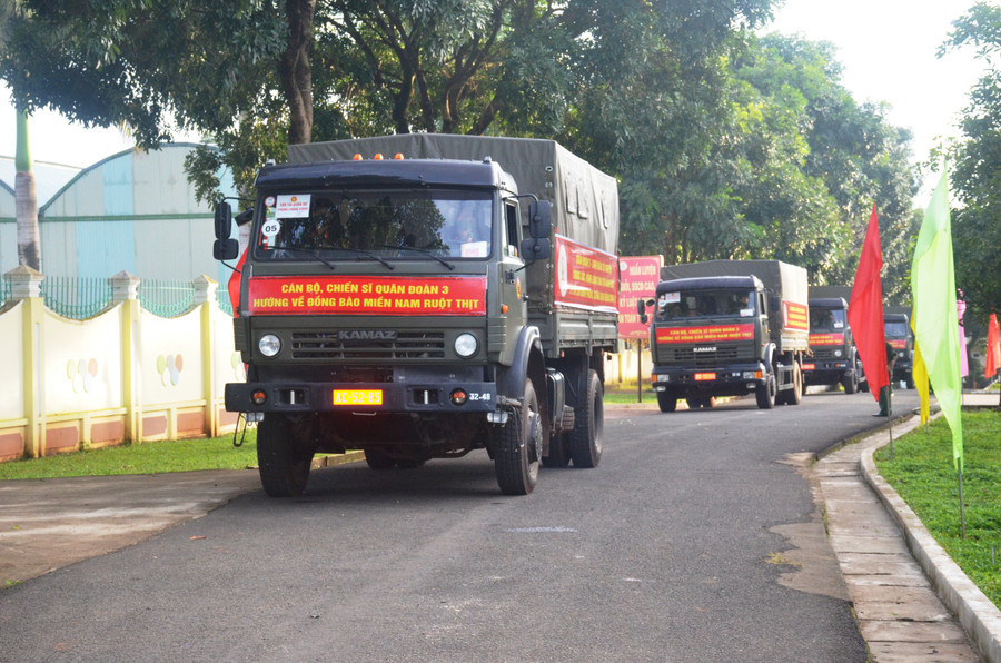 Đoàn xe vận chuyển hàng hóa vào TP. Hồ Chí Minh. Ảnh: Vĩnh Hoàng