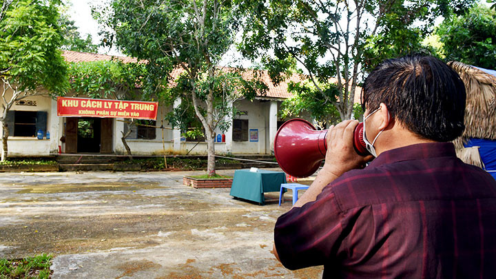 Dùng loa cầm tay nhắc nhở người dân chấp hành tốt giãn cách.