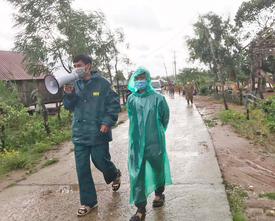 Ban Chỉ huy PCTT và TKCN xã Chư Krêy (huyện Kông Chro) tuyên truyền người dân không ra ngoài để tránh bão số 5. Ảnh: Ngọc Minh