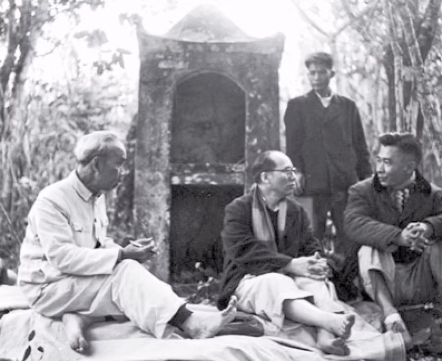 Bác Hồ nghỉ ngơi trong một lần đi khảo sát tại Khu căn cứ K9-Đá Chông (ảnh tư liệu).