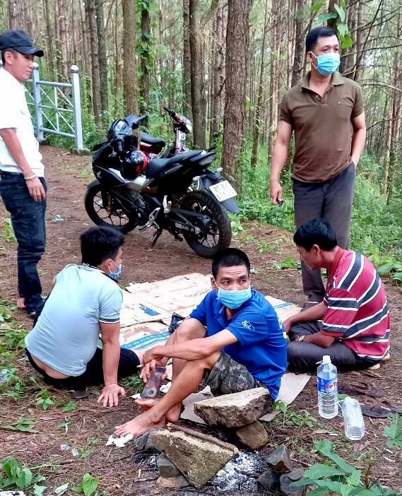 Tụ tập ăn nhậu trong lúc giãn cách, 5 công dân đã bị lực lượng chức năng lập biên bản và xử phạt theo quy định. Ảnh: Như Nguyện Tụ tập ăn nhậu trong lúc giãn cách, 5 công dân đã bị lực lượng chức năng lập biên bản và xử phạt theo quy định. Ảnh: Như Nguyện