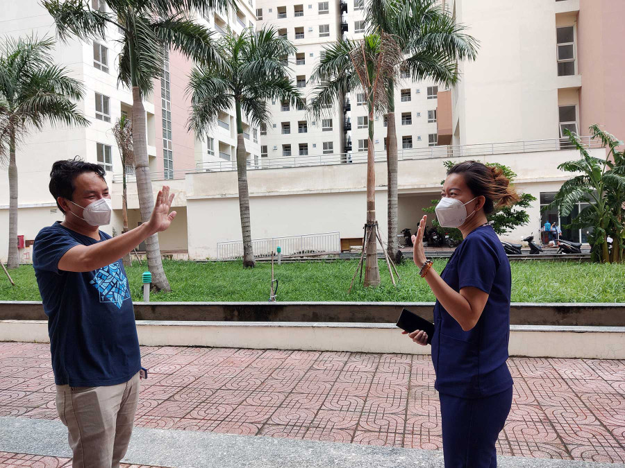 Vợ chồng chị Trâm - anh HIển tranh thủ gặp nhau vài phút rồi chia tay