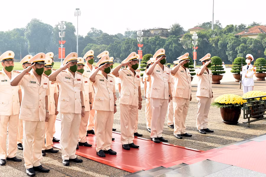 Đoàn đại biểu Đảng ủy Công an Trung ương và Bộ Công an đặt vòng hoa viếng Chủ tịch Hồ Chí Minh. Ảnh: VGP/Nhật Bắc Đoàn đại biểu Đảng ủy Công an Trung ương và Bộ Công an đặt vòng hoa viếng Chủ tịch Hồ Chí Minh. Ảnh: VGP/Nhật Bắc
