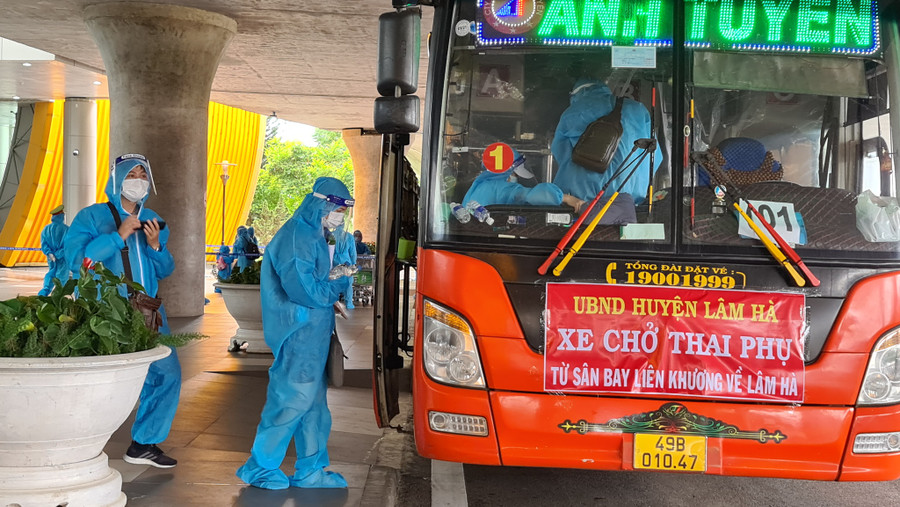 Tỉnh Lâm Đồng tiếp tục đón hơn 100 thai phụ và người thân về bằng ô tô. Ảnh: Lâm Viên